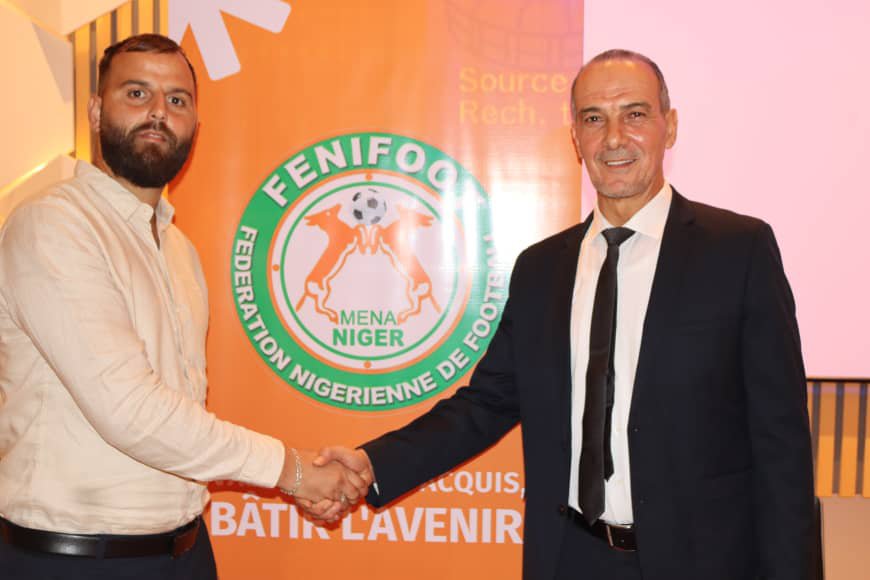 BeledjhemL's tweet photo. 🚨📸مراسيم 🖋️🤲توقيع المدرب الجزائري 🇩🇿نبيل نغيز مع منتخب النيجر ⚽🇳🇪 https://t.co/b8QNNCTbaN