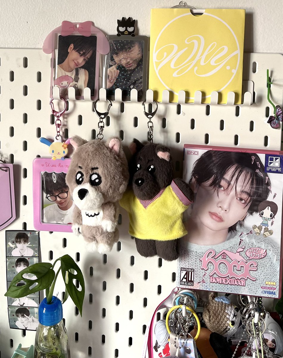 ounmyeong's tweet photo. desk full of #명재현 . . 🛋️ https://t.co/L6LjY0yO5g