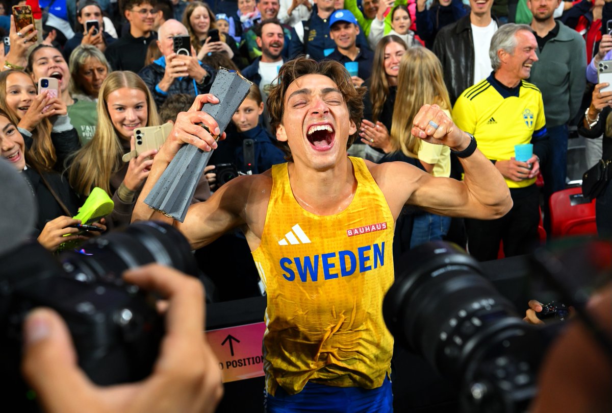 TrackFieldImage's tweet photo. Mondo Duplantis wins the Ultimate Championship , pole vault in Budapest. 6.20m. 
.
.
.
.
#mondoduplantis #polevault #trackandfield #ultimatechampionship #jeffcohenphoto @mondo_duplantis https://t.co/SPKvr8ELKk https://t.co/LwuL6ZARln