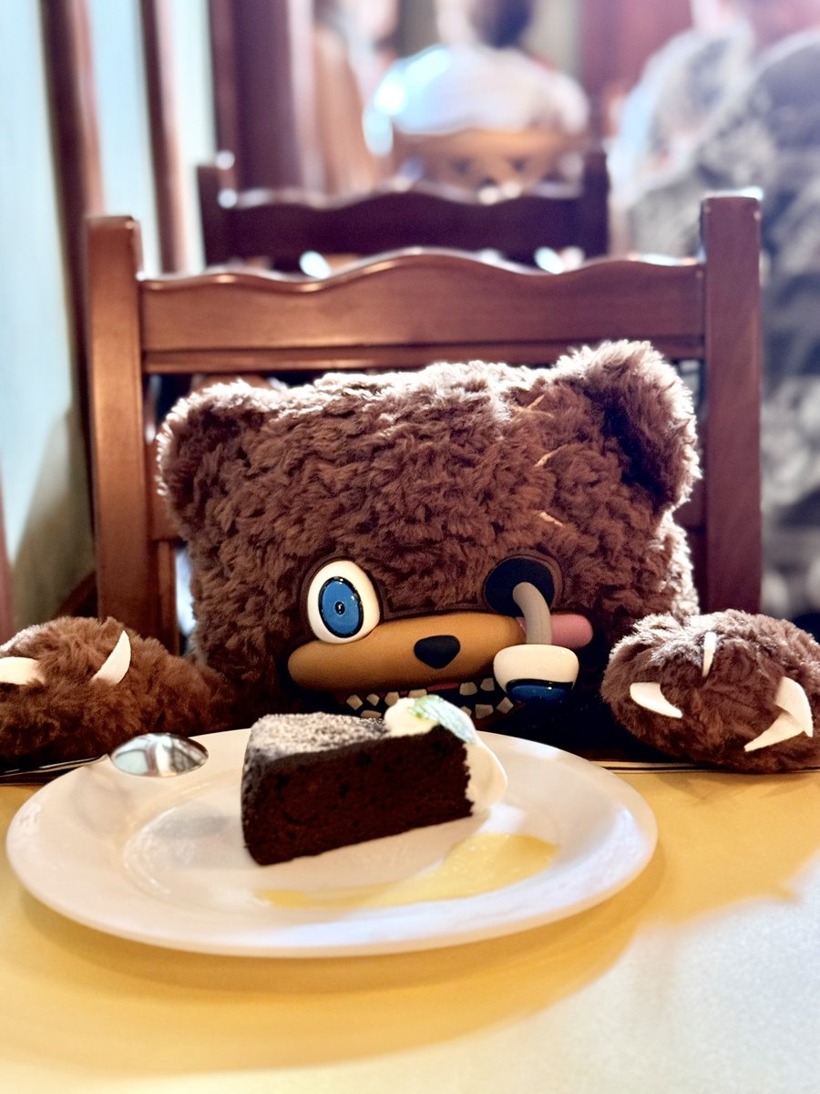 haruna_0717's tweet photo. ハミクマ様とご飯食べれるからリュック買ってマジで正解 https://t.co/1vzJhJw6mv