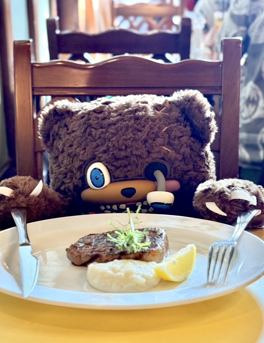 haruna_0717's tweet photo. ハミクマ様とご飯食べれるからリュック買ってマジで正解 https://t.co/1vzJhJw6mv