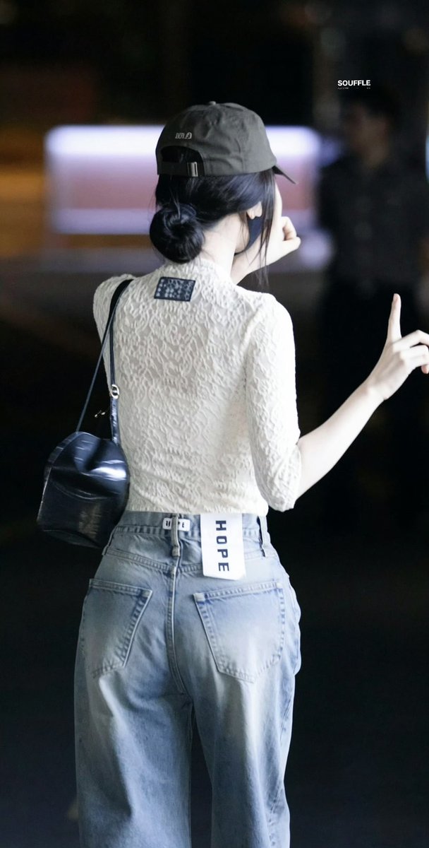 ESTHERYU_TH's tweet photo. 260912 | #LongingForMyBeloved
#อวี๋ซูซิน #YuShuXin #EstherYu

ในคืนวันเสาร์ 🌙

©souffle | 虞书欣 WB https://t.co/xJStGlPNVl
