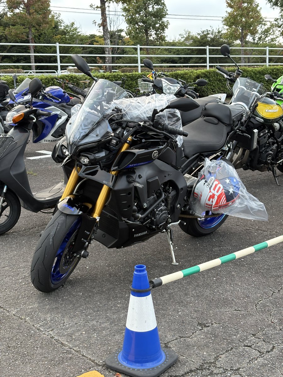 sinMT09's tweet photo. レース観戦で鈴鹿サーキットに到着直後、突然の激痛で意識が飛びかけ、救護所の対応で救急搬送🚑尿路結石だった。
ナンバーを覚えておらず「MT-10」としか伝えれなかったのに、戻るとヘルメットとジャケットにビニールがかけてあった。入院と雨を予想してくれてた。優しすぎて泣いた。ありがとう🙏 https://t.co/mcBmUt0Fnn