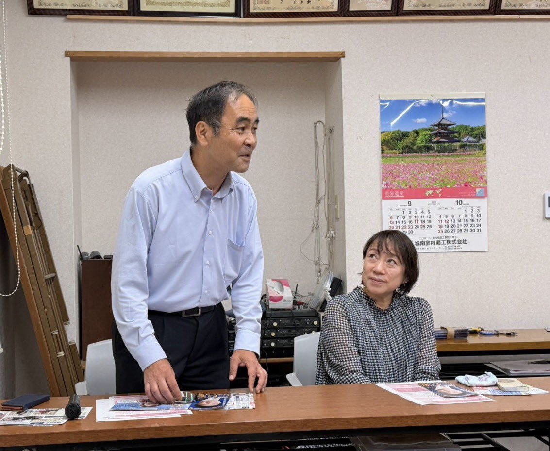 idomasae's tweet photo. 今日の東六郷二丁目町会会館にての本音トークラリー、皆様のおかげで大変充実した会になりました！
山崎勝広元区議会議員から山崎いくこ政策委員へとバトンを渡す瞬間を見届けていただきました✨
山崎いくこ政策委員にとってはデビュー戦！帰り際に「楽しかった！」「面白かった」「来て良かった」とのご感想をいただき、感激です✨
地元六郷の方々、足立さん推しの方🥰、たまたま町会会館の前を通ったという方もありがとうございました！
終了後は六郷地域のお祭りに！痛恨の写真撮り忘れ😭
小雨がぱらつく中、皆様お疲れさまでした！