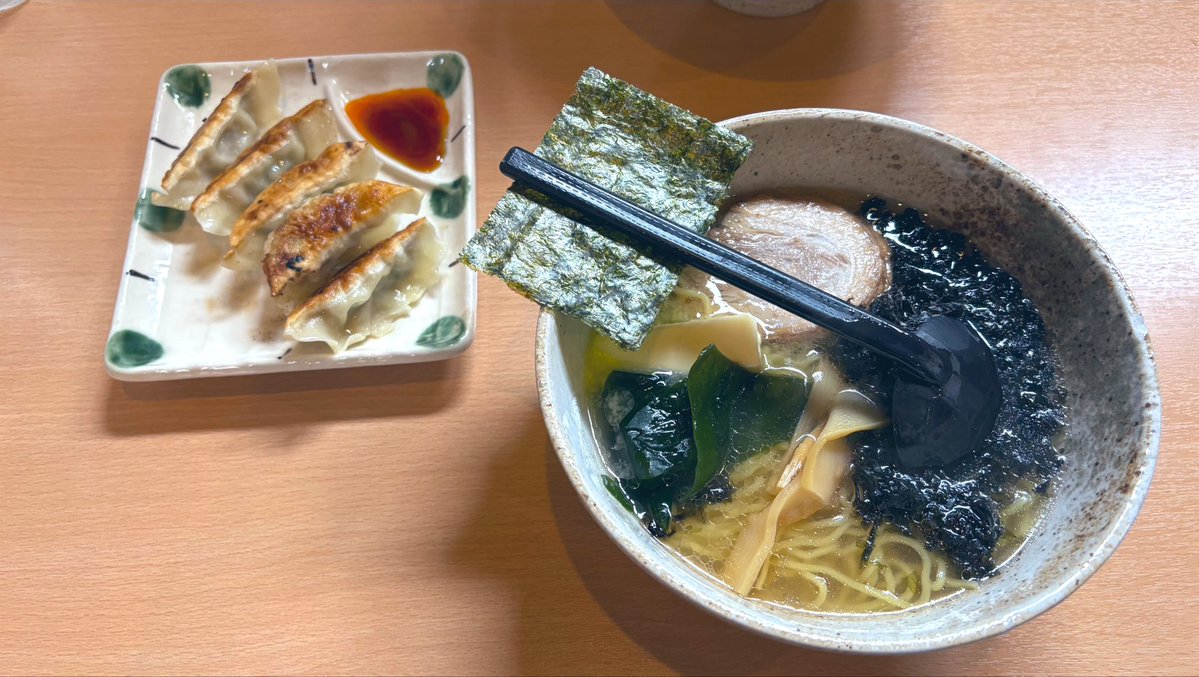 LABCiel_666's tweet photo. お昼はラーメン🍜
塩バター美味しかったなぁ😋
　
ドンキで愛しのレムを無事に買う🥰💙
　
夜は夜で愛しの月見ちゃん😌❣️
倍倍FIGHT…じゃなくてチーズチーズ倍月見🌕
やっぱりこの季節は月見よね😘♡
　
今日もだいふくはぽよぽよなついてる😌♡

#月見バーガー https://t.co/huO3Nf3b6c