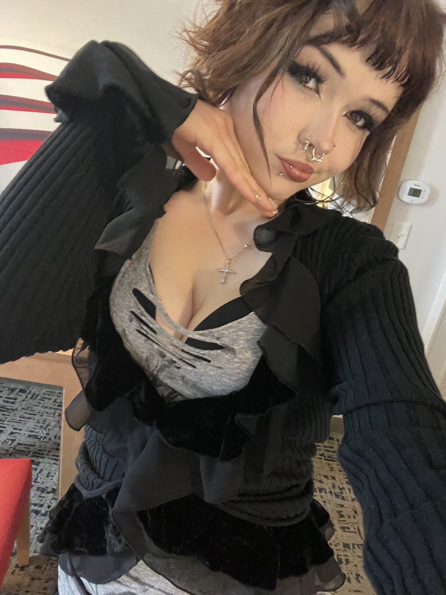 biancsgurl's tweet photo. one look and suddenly everyone forgot how to behave https://t.co/mLiTJnXNOM