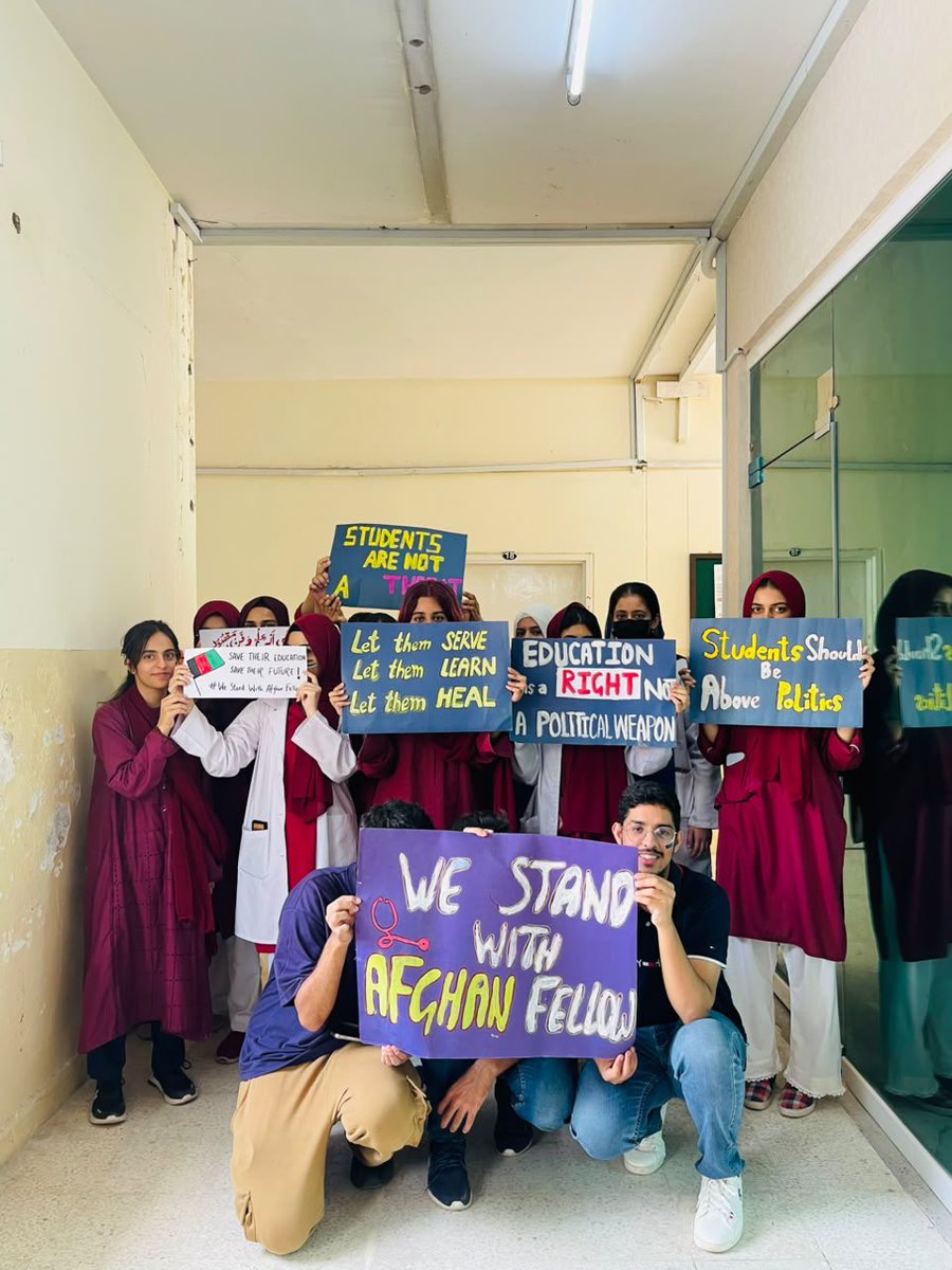 HafizMaroof1's tweet photo. A number of Pakistani students have come out in support of Afghan students in Islamabad, opposing their expulsion by the PMDC. Meanwhile several Afghan students told me they were forced to evacuate their hostel in Bahawalpur despite the Lahor High Court ruling. https://t.co/56zRGox3NH