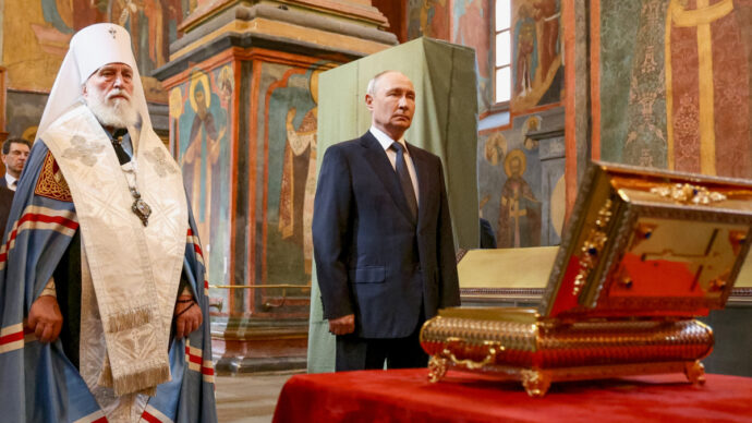 IPAZIA2025's tweet photo. #RelataRefero
#Russia: il Patriarca #Kirill ha deciso di inviare nel #Donbass una mano del principe che sconfisse i #Mongoli nella battaglia del 1380 d.C. a #Kolikovo, per farla sfilare lungo i 1.000 km del fronte di guerra con l'#Ucraina.
https://t.co/P4cbImh56M https://t.co/gpTNJuMgLK