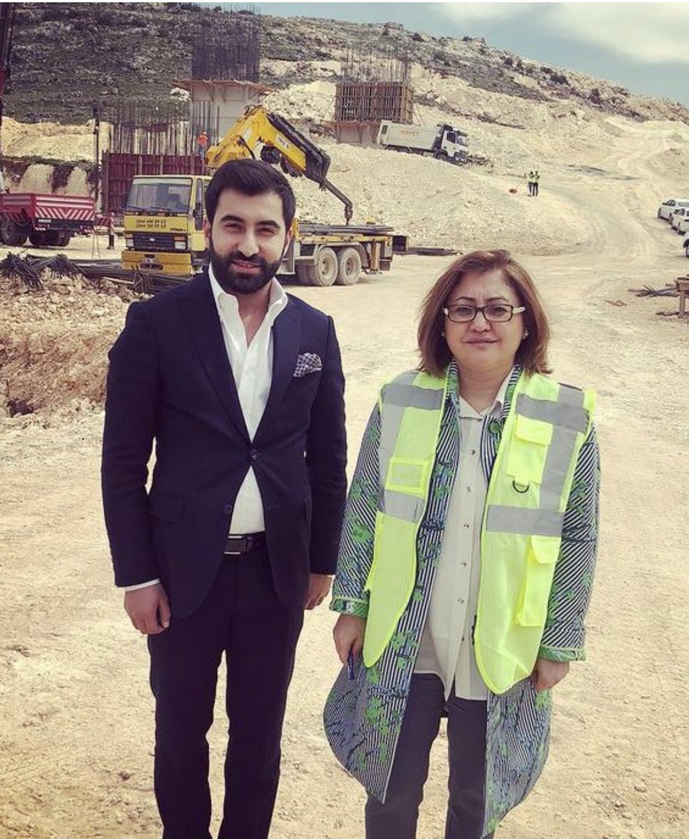 okkascetin's tweet photo. Nizip’ten Dedemoğlu Bugün Ne….Göndermiş..!!! 

Tarih: 01-Eylül-2021
https://t.co/OXd1XT41NA Haberi

Şirketi birkaç ay önce Kurdular ama... 242 Milyon Liraya Arazi Satan Alan bu Gençler Kim⁉️

Türkiye'nin en Değerli Arazilerinden Birini 242 Milyon liraya Satın Alan Ömer Emre Kubba ve Veysel Reşitoğlu Dikkatleri Üzerine Çekti‼️
Biri 29 diğeri 27 Yaşında... Birkaç Ay Önce Kurdukları Şirketle Türkiye'nin en Değerli Arazilerinden birini 242 milyon Liraya Satın Aldılar...

Odatv'nin Haberine Göre, dün Ankara’da Özelleştirme Dairesi Başkanlığında Muğla’nın Bodrum ilçesindeki Bitez’de yer alan 29 Bin metrekarelik Hazine arazisi 242 Milyon liraya Satıldı. 
Araziyi Rekuba İnşaat ve Gayrimenkul Geliştirme Anonim Şirketi satın aldığı Açıklandı.‼️

İşte o açıklama:
￼
Tatil Merkezindeki Araziyi 242 Milyon Liraya alan Şirketin Sahiplerinden Birinin 1994 doğumlu “Ömer Emre”Kubba isimli İş İnsanının Olduğu Görüldü. 

Üstelik şirket, 21 Mayıs’ta Kurulup ihaleye Girmeden Hemen önce 9 Haziran’da Tescil Edildi. 

Şirketin ortakları Arasındaki EK-PET İnşaat Sahiplerinden 29 yaşındaki Veysel Reşitoğlu’nun da Olması Dikkat çekti.‼️EK-PET inşaat, Türkiye’nin Birçok Bölgesinde yaptığı yol İnşaatlarıyla Adını duyurmuşken 27 yaşındaki Kubba’nın Olması “Kim .⁉️ Bu Esrarengiz Çocuklar” Sorularının Sorulmasına Neden Oldu. 

(Peki Bu Esrarengiz Çocuklar-Gençler  Şu’an Neredeler.?) 🤔🤔😔🤔🤔
￼
Batmanlı Kubba ailesinden gelen Ömer Emre Kubba Ankara’da Bilkent Üniversitesinde okudu. 

Ailenin bir Kolu da Gaziantep’te bulunuyorken Kubba’nın ailesi Gaziantep, İzmir ve Van'da olmak üzere üç şehirde Medikal Point Hastanesini işletiyor.

Ömer Emre Kubba aynı Zamanda Altay’ın Yönetim Kurulunda Görev Yaparken, Medical Point hastanesi de aynı Zamanda İzmir Ekibinin Sponsorluğunu da Üstlenmiş Durumda. 

EK-PET inşaat sahiplerinden 29 yaşındaki Veysel Reşitoğlu ise özellikle Gaziantep’te Büyükşehir Belediye Başkanı AK Parti’li Fatma Şahin ile birlikte birçok projeye de imza atmasıyla tanındı..!!!

İki genç ismin, Türkiye’nin en değerli arazilerinin olduğu yerden 242 milyon liraya, ihaleden birkaç ay önce kurulan şirketleri ile satın almaları tartışma yarattı.

Peki Alınan Bu Arazide Şu An Ne Var.!?🤔

Bodrum’un En Güzel Konumunda Villalar’dan Oluşan Bu Site Şu’an Bitme Aşamasında. Ayrıca: Satış Temsilcilerinden Bilgi Alabilirler. 
Detaylı Bilgi ⬇️⬇️⬇️
https://t.co/CMdJrNKHIU

Sitenin En Yüksek Konumunda “İki Tane 6+1 MALİKÂNE Mevcut.” 750 Milyon ile Bir Milyar Arası Değerinde ki.!!!
Bu Malikânenin Sahiplerinden Birisi de Gaziantepli Bir Siyasetçinin Olduğu Söylenirken.! Diğer Malikânenin İse Siteyi İnşaa Eden Kubba Ailesine ait Olduğu Gelen Bilgiler Arasında.

Rekuba OvooBodrum, Manzara Odaklı bir Proje Olarak, 2+1, 3+1, 4+1, 5+1 ve 6+1 Villa Seçenekleriyle, Tabi ki Bizim Gaziantepli Siyasetçimize 6+1 Malikâne Yakışır.

Toplam Alan:29.000 m²
Yeşil Alan:12.000 m²
İnşaat Alanı:17.000 m²
Toplam Kat:2

Gaziantepli (X) Siyasetçimiz Heralde Emekliliğinde Oğlu,Kızı ve Torunları İle Bodrum’a Yerleşmeye Karar Vermiş.!!!

Şimdi Gaziantep Halkı Şunu Çok Merak Ediyor…. Bir Katrilyon Değerinde ki Bu Malikâneyi.!!!! 

Baba ve Anneden Kalan Miras ile mi Aldınız⁉️

Emekli Maaş ve İkramiyesi İle mi Aldınız⁉️

Yoksa.! Mevcut Maaşınız ile mi Aldınız⁉️

Yoksa.! Şans Oyunlarında Büyük İkramiye Çıktı Onun ile mi Aldınız.⁉️

Elbette ki.! Minareyi Çalan Kılıfını Hazırlamıştır. Lakin.!!! Bu Şeytani Oyunlarla Bizleri Kandırdığınızı Var Sayalım, Alemlerin Malın Mülkün Mutlak Yüce Allah’ı Nasıl Kandıracaksınız.⁉️

Sen🫵….  Orada Sağlık, Mutluluk ve Huzurla Yaşayabiliceğini mi Sanıyorsun.⁉️

Not:Dedemoğlu Der ki.!
Yukarıda ki Yazılan Bilgilerin Doğruluğunu Bu Haberi Yapan Haber Sitesi ve Ovoo Satış Temsilcilerinden Teyit Edebilirler.
https://t.co/OXd1XT41NA
https://t.co/CMdJrNKHIU
#gaziantep