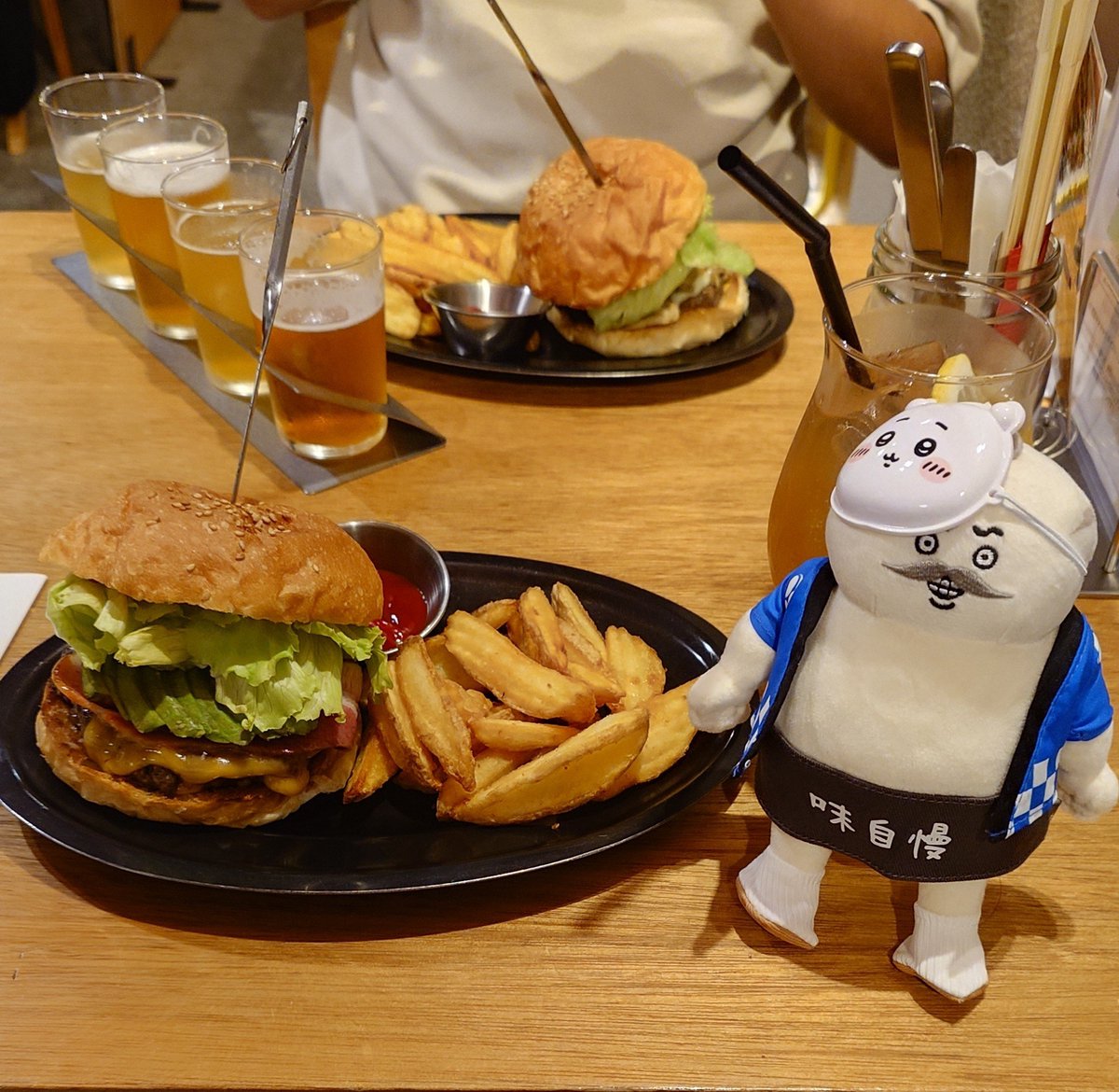 tiger_uyuT's tweet photo. 友達とハンバーガーとタコス食べたよwith島二郎
ハンバーガーが美味しいのはわかってたけど、タコスがまためちゃんこうまかったので、今度からタコスとリピしよう。
そして俺の助六色紙と友達の島二郎めじるしチャーム交換して貰った♡いと嬉し♡飾るの下手すぎて滅♡ https://t.co/8eEBgLIJ3o
