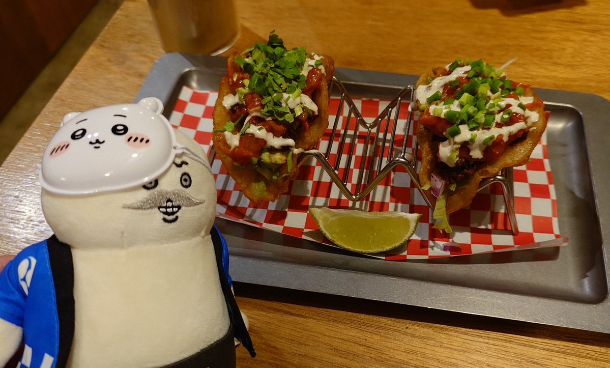 tiger_uyuT's tweet photo. 友達とハンバーガーとタコス食べたよwith島二郎
ハンバーガーが美味しいのはわかってたけど、タコスがまためちゃんこうまかったので、今度からタコスとリピしよう。
そして俺の助六色紙と友達の島二郎めじるしチャーム交換して貰った♡いと嬉し♡飾るの下手すぎて滅♡ https://t.co/8eEBgLIJ3o