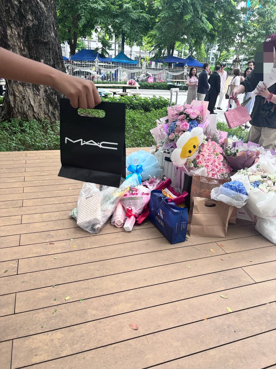 chacha_TG's tweet photo. ไม่ได้ไปหาด้วยตัวเอง แต่ตั้งใจส่งไปให้เลยนะ 🥹🤍
หวังว่าจะชอบนะจิ๋ว @primiily1_  
ยินดีด้วยนะค้าบบบ 🎉✨ ขอให้มีแต่เรื่องดี ๆ เข้ามาเยอะ ๆ เลยน้า

ขอบคุณคุณใบบัวมาก ๆ นะคะ ที่เป็นธุระให้ 🫶🏻 @nongbaiibua https://t.co/eRlRQC7C6y