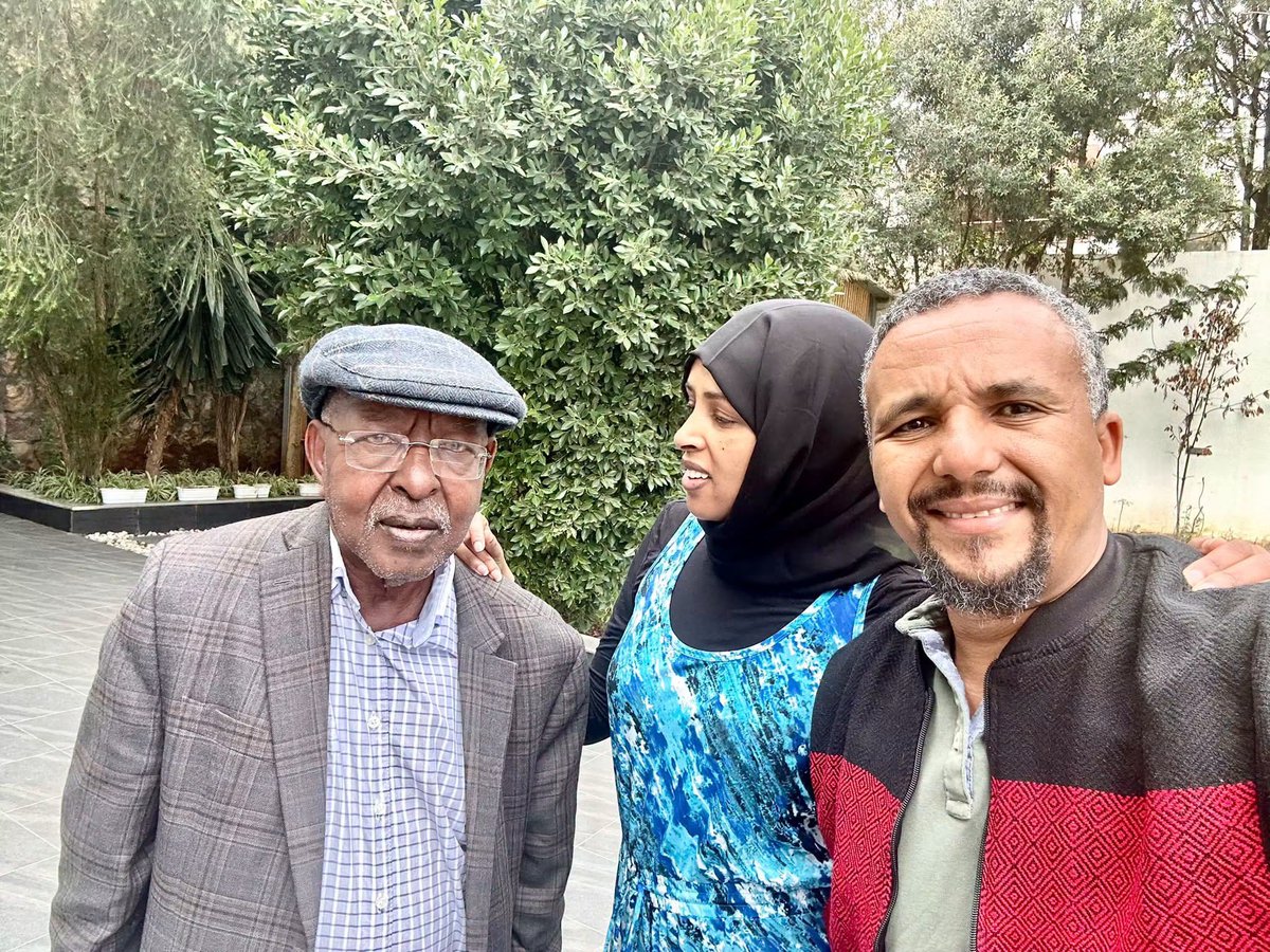 Jawar_Mohammed's tweet photo. Obbo Leenco akkanatti nama lamaan karra gubbaatti eeynee bitaa mirgaan sakattaanee seensisaa turre! 😋

Ammootuu gaafa tokko LL namoota biroo waliin dhufan. Eegdonni jara kaan sakatta’anii isa dhiisan. Jaarsi lolee “anis na dulloome malee shiftaadha bar, na sakatta’aa” jedhee ajaje. Gurbaa sakatt’uuf itti deeme ifitti as harkisee “loogii  hin godhinaa” jechuun gorse. 

Jechumaafi …