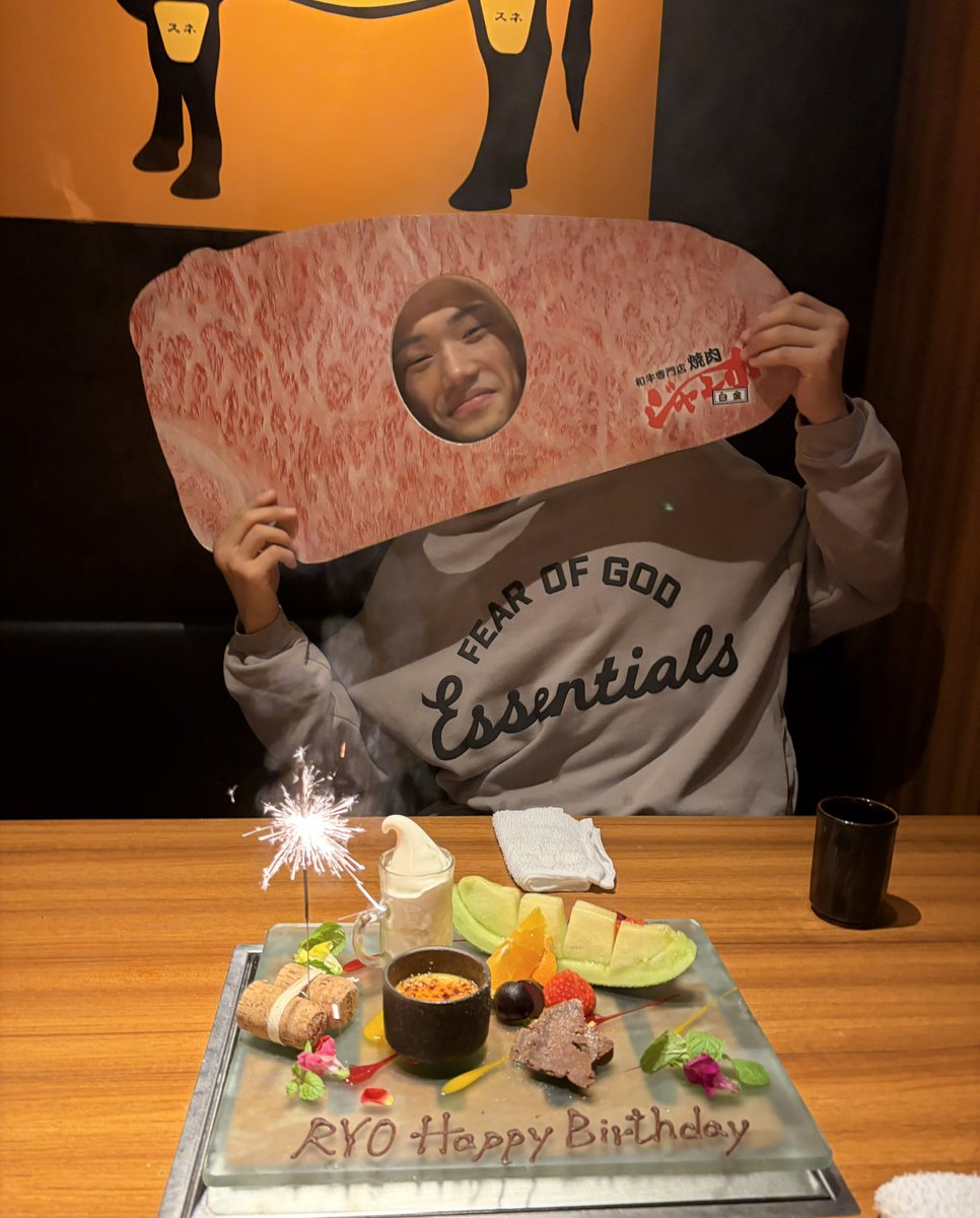 ryo_t_iam's tweet photo. 今日で27歳。
26歳の最後に試練があった
きっと27歳を生き抜く為に必要な壁を
神様が与えてくれたんだろう。
これからも色んな人に迷惑かけていくから
周りに感謝を忘れずに毎日生きて行きます。 https://t.co/2vNPD0hbJ4