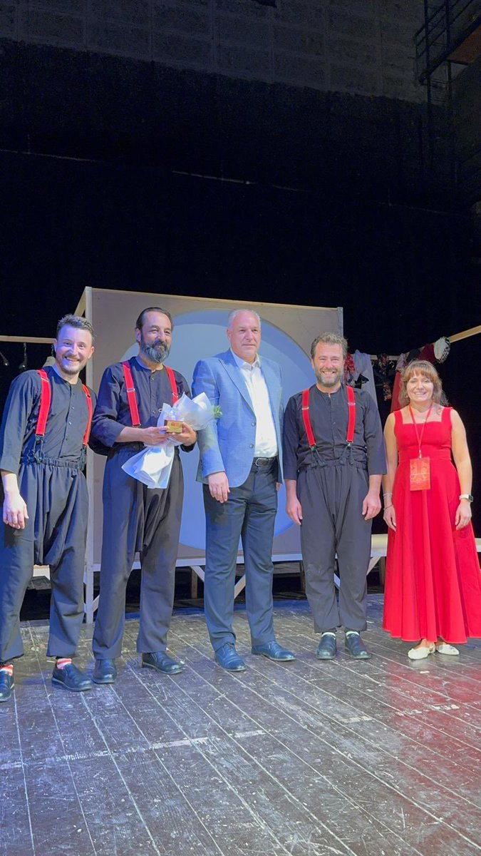 huseyinakcar's tweet photo. Cambazın Cenazesi oyunumuzla Prizren’de keyifli bir gösteri gerçekleştirdik.

2. Uluslararası Prizren Türkçe Tiyatro Festivali’nde Sui Generis Tiyatro olarak yer almak ve şehrimizi temsil etmek bizler için gurur kaynağı🙏

Kosova Cumhuriyeti Başbakan Yardımcısı Fikrim Damka’nın da oyunumuza izlemeye gelmesi bizleri mutlu etti. 

Bizleri çok iyi ağırlayan başta Art Theatre ekibine, Yunus Emre Enstitüsü’ne çok teşekkür ediyoruz.

@DamkaFikrim 
@yeeprizren 
@SuiTiyatro