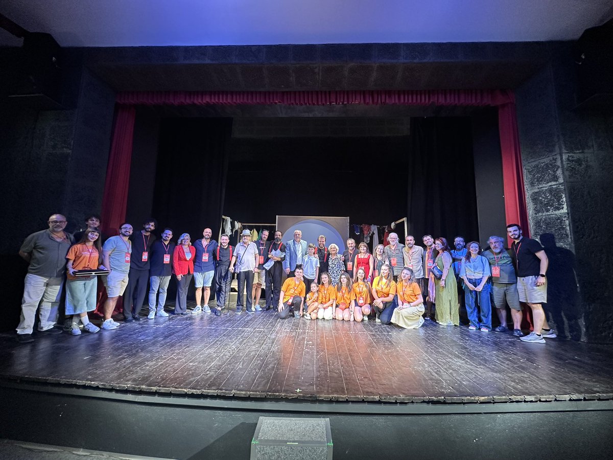 huseyinakcar's tweet photo. Cambazın Cenazesi oyunumuzla Prizren’de keyifli bir gösteri gerçekleştirdik.

2. Uluslararası Prizren Türkçe Tiyatro Festivali’nde Sui Generis Tiyatro olarak yer almak ve şehrimizi temsil etmek bizler için gurur kaynağı🙏

Kosova Cumhuriyeti Başbakan Yardımcısı Fikrim Damka’nın da oyunumuza izlemeye gelmesi bizleri mutlu etti. 

Bizleri çok iyi ağırlayan başta Art Theatre ekibine, Yunus Emre Enstitüsü’ne çok teşekkür ediyoruz.

@DamkaFikrim 
@yeeprizren 
@SuiTiyatro