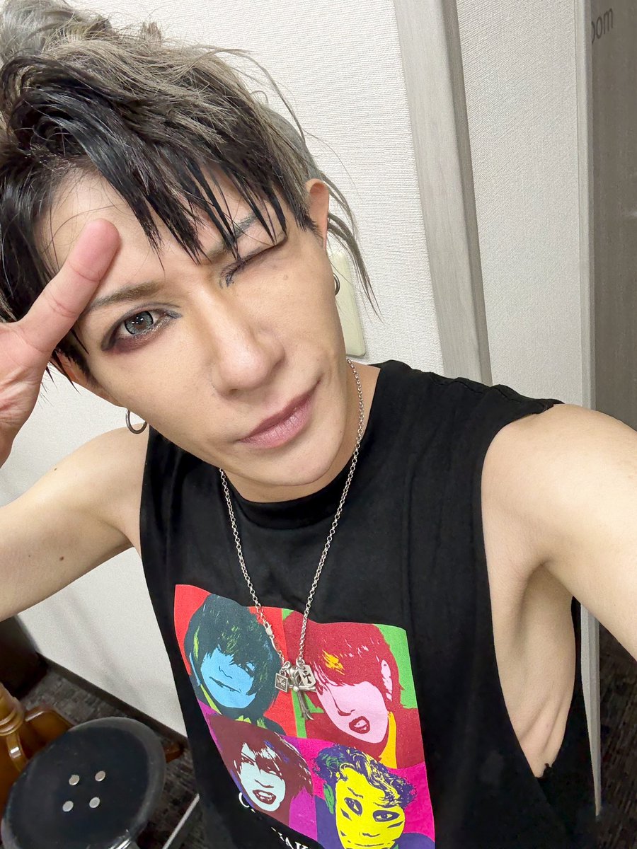 junjunmjgirly's tweet photo. ファンクラブツアー大阪ありがとうございました！２日間大変お世話になりました🙇‍♂️

でろでろの歌広場さんも食べかけのたこ焼きも嬉しそう。笑顔ばかりの1日でした。あとはおこのみ太郎さんを探しながらてりてりソースの焼きそばを食べれば完成です。大阪、あまりにも濃い街でした😂💜圧倒的感謝🙏 https://t.co/68z31SWAxW