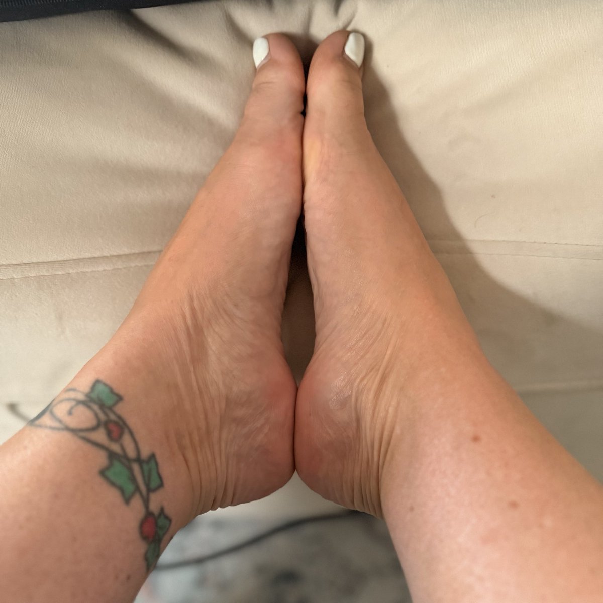 Barbigirl2375's tweet photo. Saturday morning vibes before the new pedi….coffee and pretty feet❤️enjoy everyone ! https://t.co/GdpOzjTG3k