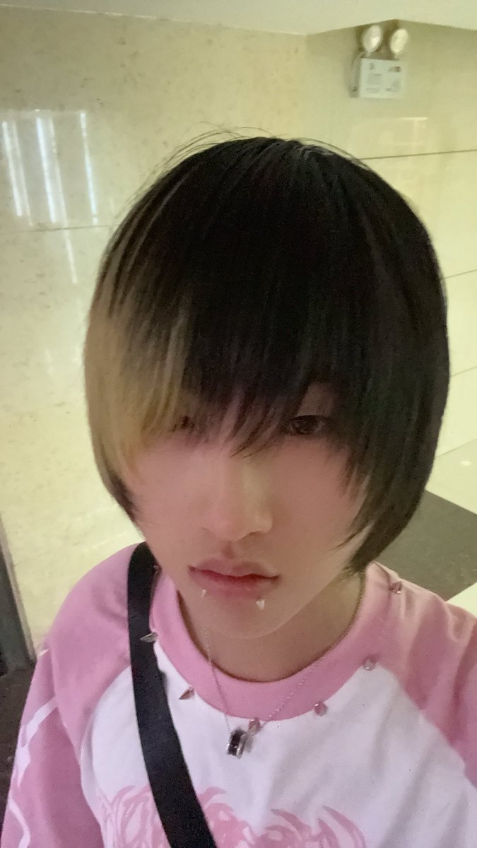 meet9146's tweet photo. 这个发型师也太牛逼了 https://t.co/KC9dfHWE6c
