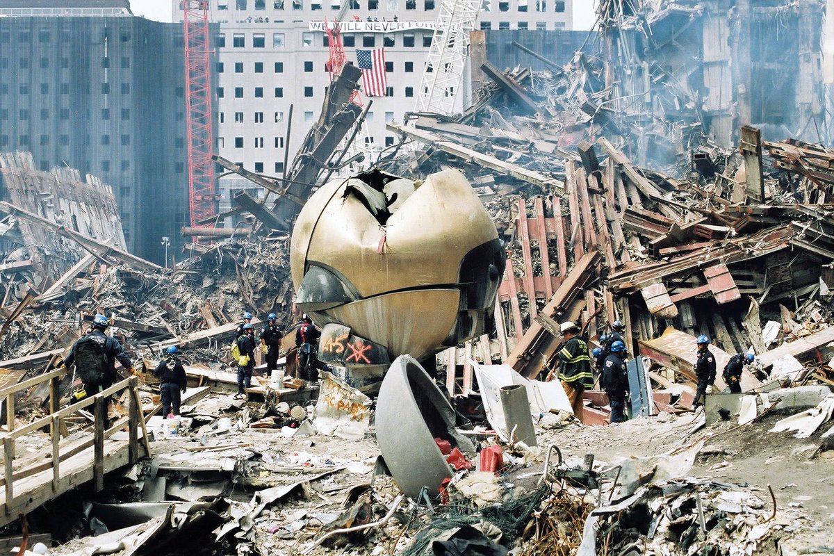 ArresePello's tweet photo. Dato curioso que no conocía del 11-S.

Entre las dos torres gemelas, y en el centro del World Trade Center, se ubicaba The Sphere. Un monumento que simbolizaba la paz mundial a través del libre comercio.

Tras el atentado, las torres colapsaron sobre ella pero sobrevivió. Hoy está colocada a 100m de donde estaba, en el Liberty Park con sus cicatrices visibles. 

No puedo evitar encontrarle un poco de justicia poética al hecho de que un acto de violencia contra el comercio deje en pie la representación de la paz que este crea.