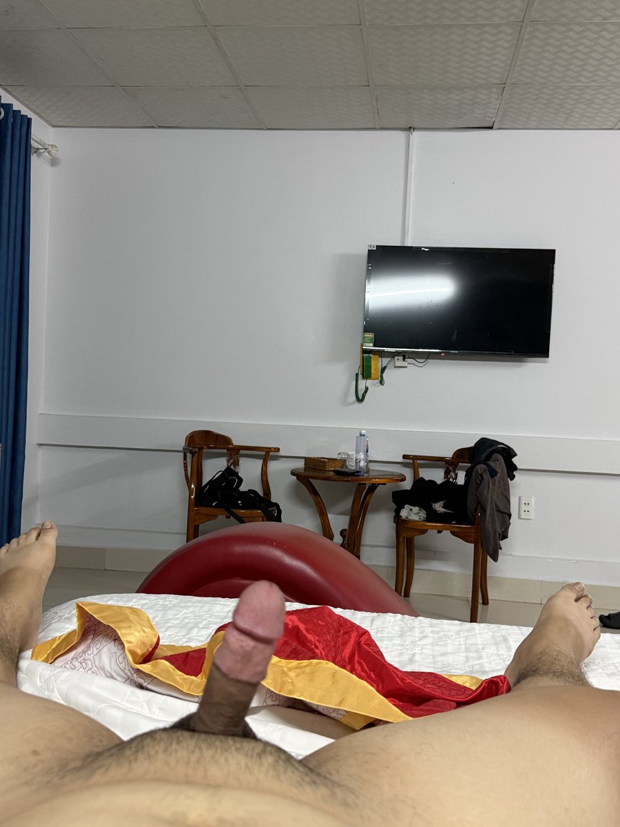 Cuane2's tweet photo. Đang trú mưa ở ks Quốc Dũng trên Lê Văn Thọ nèee https://t.co/csVmYghf72