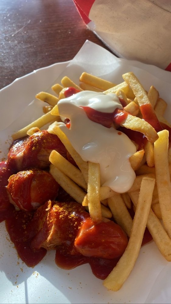 LenaE53709's tweet photo. curry wurst mit pommes https://t.co/TdMG19JYY9