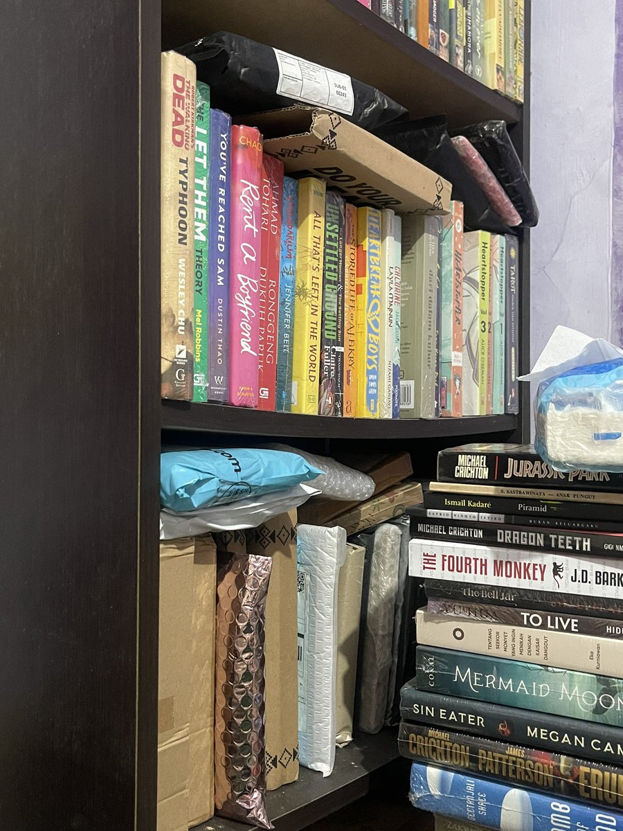 weekendbcbuku's tweet photo. Kita biasakan untuk nggak dikit-dikit ikut FOMO beli buku baru yang lagi hype. Coba lihat di rak, ada berapa buku yg belum dibaca? Dibuka plastiknya? Bahkan belum diunboxing dari hasil online shoping kamu 😅 https://t.co/dgOeZXBN9B