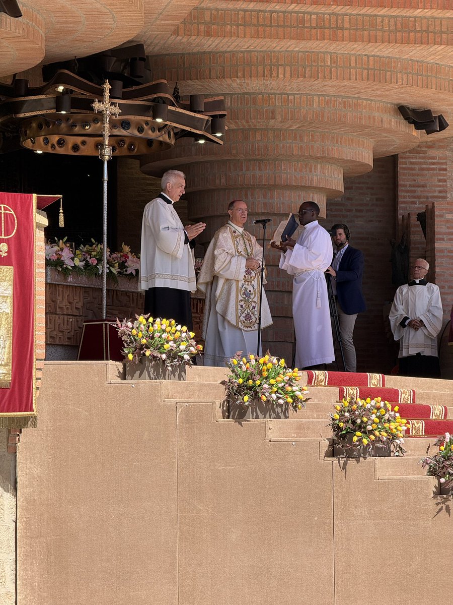 torreciudad_org's tweet photo. Uno de los momentos centrales de la jornada es la Eucaristía celebrada en el altar al aire libre. 

La celebración es presidida por mons. Alejandro Arellano, Decano del Tribunal de la Rota Romana.
#Torreciudad https://t.co/2C9Z1akx6F