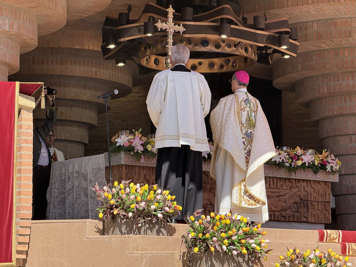 torreciudad_org's tweet photo. Uno de los momentos centrales de la jornada es la Eucaristía celebrada en el altar al aire libre. 

La celebración es presidida por mons. Alejandro Arellano, Decano del Tribunal de la Rota Romana.
#Torreciudad https://t.co/2C9Z1akx6F