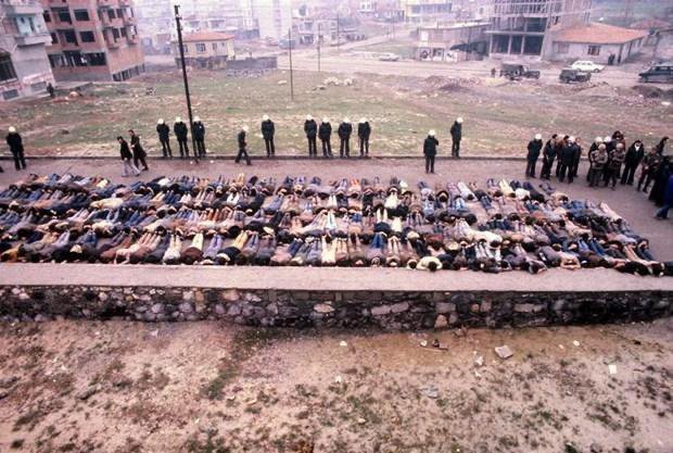 OHulaku's tweet photo. #12Eylül halkların iradesini zorla susturan, işkenceyi ve inkârı devlet siyasetine dönüştüren karanlık bir dönemin adıdır.

Aynı karanlığı yeniden yaşamamak için barışı, eşitliği ve halkların ortak iradesini büyütmeliyiz. https://t.co/Z85jk2AJzk