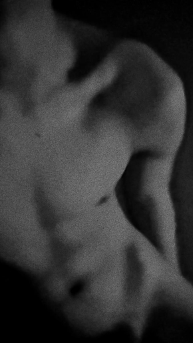 ohnaze's tweet photo. — this me in public, against me in our room. https://t.co/6POkaUZJK9