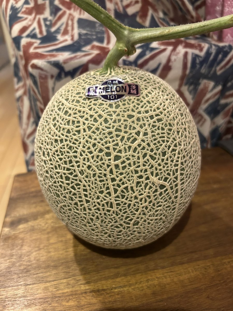 eightsenses's tweet photo. アールスメロン
立派なメロンが3個届いた
食べ頃は9/10収穫なので10日後と案内状に書いてあった
来週まで寝かし
#茨城県桜川市 https://t.co/GfoyXA0Eg8