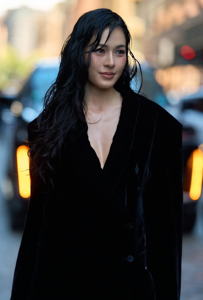 LingOrm_BH's tweet photo. อีกก้าวสำคัญของพี่หลิงกับ Calvin Klein ใน New York Fashion Week ครั้งแรก เรามาทำให้เต็มที่กันนะคะ ไป 1M กันค่ะทุกคน 💜🚀 

LINGLING APAC FACE OF CK
#CalvinKleinSS27xLINGLING 
#LinglingkwongxCalvinklein #CalvinKleinSS27 #LinglingKwong
@CalvinKlein @linglingsirilak https://t.co/xwuSRFhtV6