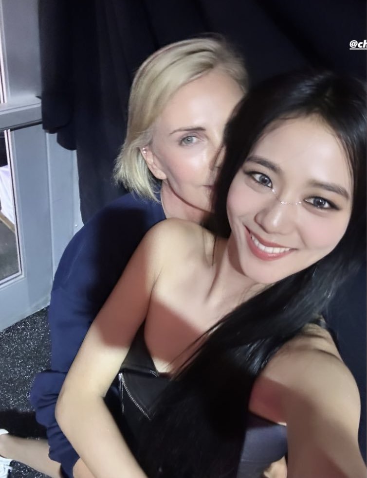 actressooyaaa's tweet photo. category is: jisoo with pretty girls https://t.co/uw0K9keqRm