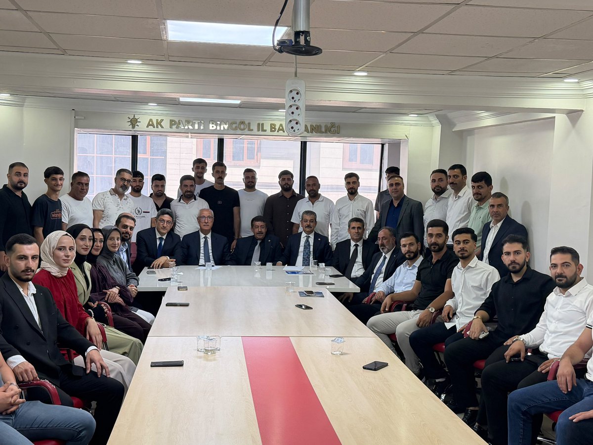 Korkutata_Zeki's tweet photo. 📍 AK Parti Bingöl İl Başkanlığı 

Türkiye Yüzyılı Buluşmaları programı kapsamında ilimizi ziyaret eden İl Koordinatörümüz Sayın Abdurrahim Fırat ve Elazığ Milletvekilimiz Sayın Prof. Dr. Erol Keleş ile birlikte, AK Parti Bingöl İl Gençlik Kollarımızın haftalık olağan yönetim kurulu toplantısını gerçekleştirdik.

Genç teşkilat mensuplarımızla bir araya geldiğimiz bu verimli buluşmanın, ilimiz ve teşkilatımız için hayırlara vesile olmasını temenni ediyorum.