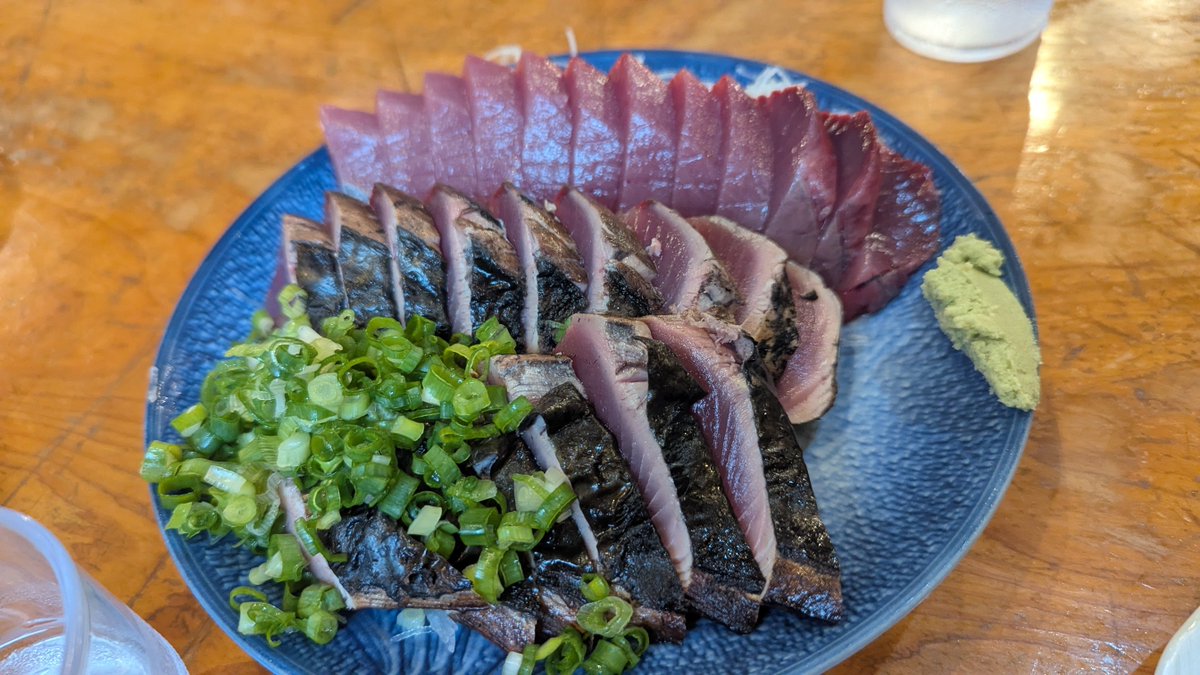 sukafz's tweet photo. 久礼大正市場でカツオのたたきとメジカの新子食べました
身動き出来ん位むっちゃ人多くて大変でした／(^o^)＼ https://t.co/Y4Q9Edi7kD