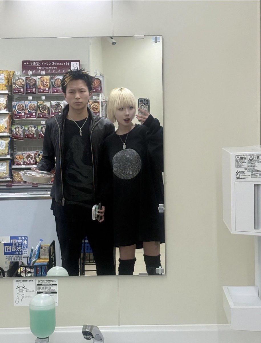 n0ise__________'s tweet photo. 好きな人とならコンビニでも楽しいよね♪（かわいい） https://t.co/fbo8aK2lKO