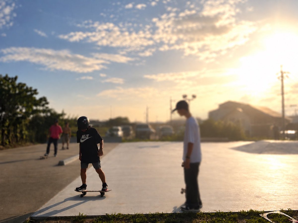 rosebharalmare's tweet photo. スケートボードパークデビュー！
スケボーしたいって、買ってから公園で練習してたけどいまいちわからんままパーク行ったら
やさしいお兄さんたちが教えてくれて
スケボーやるやつみんな仲間みたいな
知らん人たちも「おつかれーっ！」って感じで、一気に仲良くなった！
みんないい人すぎる https://t.co/KWJocxgawN