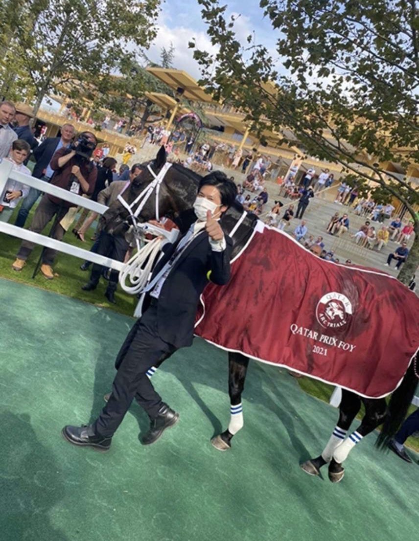 project__bond's tweet photo. ディープボンドがフォワ賞を勝ったのが２０２１年９月１２日。

ちょうど５年前です。

谷口助手は「和田さんをはじめ、みんなで積み重ねてきた成果を出せて、報われた思いでした」と振り返ります。

そんな思い出の「９・１２」をＳＮＳ開始日としました。

（↓写真は坂井瑠星騎手撮影だそうです！） https://t.co/TuJNDJy4vS