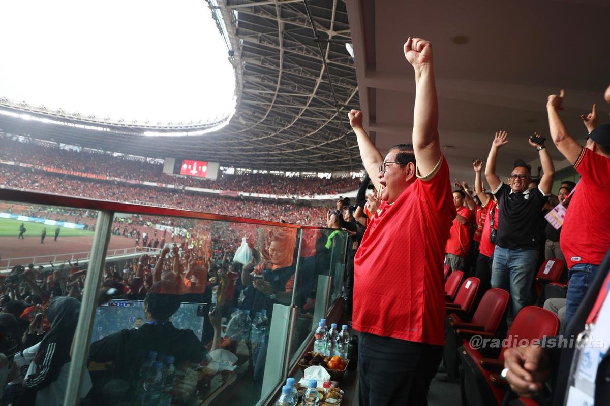RadioElshinta's tweet photo. Apresiasi Kemenangan Persija Atas Persib. Gubernur Pramono Sebut Rivalitas Hanya Di Lapangan. 

Jakarta- Persija Jakarta mengalahkan Persib Bandung dengan skor 2-1 dalam laga BRI Super League di Stadion Utama Gelora Bung Karno (SUGBK), Tanah Abang, Jakarta Pusat, Sabtu (12/9). 

Pertandingan tersebut sekaligus menandai kembalinya duel Persija kontra Persib di Jakarta setelah tujuh tahun. 

Gubernur DKI Jakarta, Pramono Anung, yang menyaksikan langsung pertandingan tersebut, menilai laga berlangsung baik dan sportif. Menurutnya, rivalitas dalam sepak bola seharusnya cukup terjadi di lapangan, sedangkan di luar pertandingan kebersamaan tetap harus dijaga. 

“Pertandingan hari ini adalah pertandingan setelah tujuh tahun dan terlihat sekali bahwa Persija melawan Persib Bandung pertandingannya berjalan dengan baik. Mudah-mudahan ini memberikan gambaran bahwa sebenarnya persaingan atau rivalitas itu hanya di lapangan, dan setelah itu tentunya kita harus bersama-sama,” ujar Gubernur Pramono. 

Ia juga mengapresiasi The Jakmania yang menjaga ketertiban selama pertandingan dan berharap suasana kondusif tetap terjaga hingga seluruh suporter meninggalkan stadion. 

Gubernur Pramono menegaskan, prinsip yang sama perlu diterapkan saat Persija bertandang ke Bandung. Ia berharap tidak ada suporter Persija yang datang ke Bandung, sebagaimana suporter Persib tidak diperbolehkan hadir dalam pertandingan di Jakarta, demi menjaga keamanan dan kenyamanan bersama. 

“Kalau bertanding di Bandung, kita juga harus berlaku yang sama bahwa Jakarta tidak mengirimkan penonton. Supaya ini untuk menjaga keamanan, kenyamanan pertandingan yang baik, seperti kita lihat hari ini,” jelasnya. 

Gubernur Pramono menilai kedua tim tampil menarik dengan penguasaan bola yang relatif berimbang. Ia mengaku ikut tegang menyaksikan laga tersebut, terlebih prediksinya mengenai kemenangan Persija dengan skor 2-1 tepat. 

“Dari awal saya menebak 2-1. Alhamdulillah pas,” ucapnya. 

Kemenangan tersebut diharapkan menjadi momentum positif bagi Persija untuk terus meningkatkan prestasi sekaligus memberikan kebanggaan bagi masyarakat Jakarta, terutama menjelang peringatan 500 tahun Jakarta pada 2027. 

“Yang paling penting adalah terutama bagi Persija Jakarta, karena tahun depan Jakarta berusia 500 tahun. Mudah-mudahan nanti akan memberi kado yang istimewa bagi 500 tahun Jakarta,” pungkas Gubernur Pramono. (Bai)