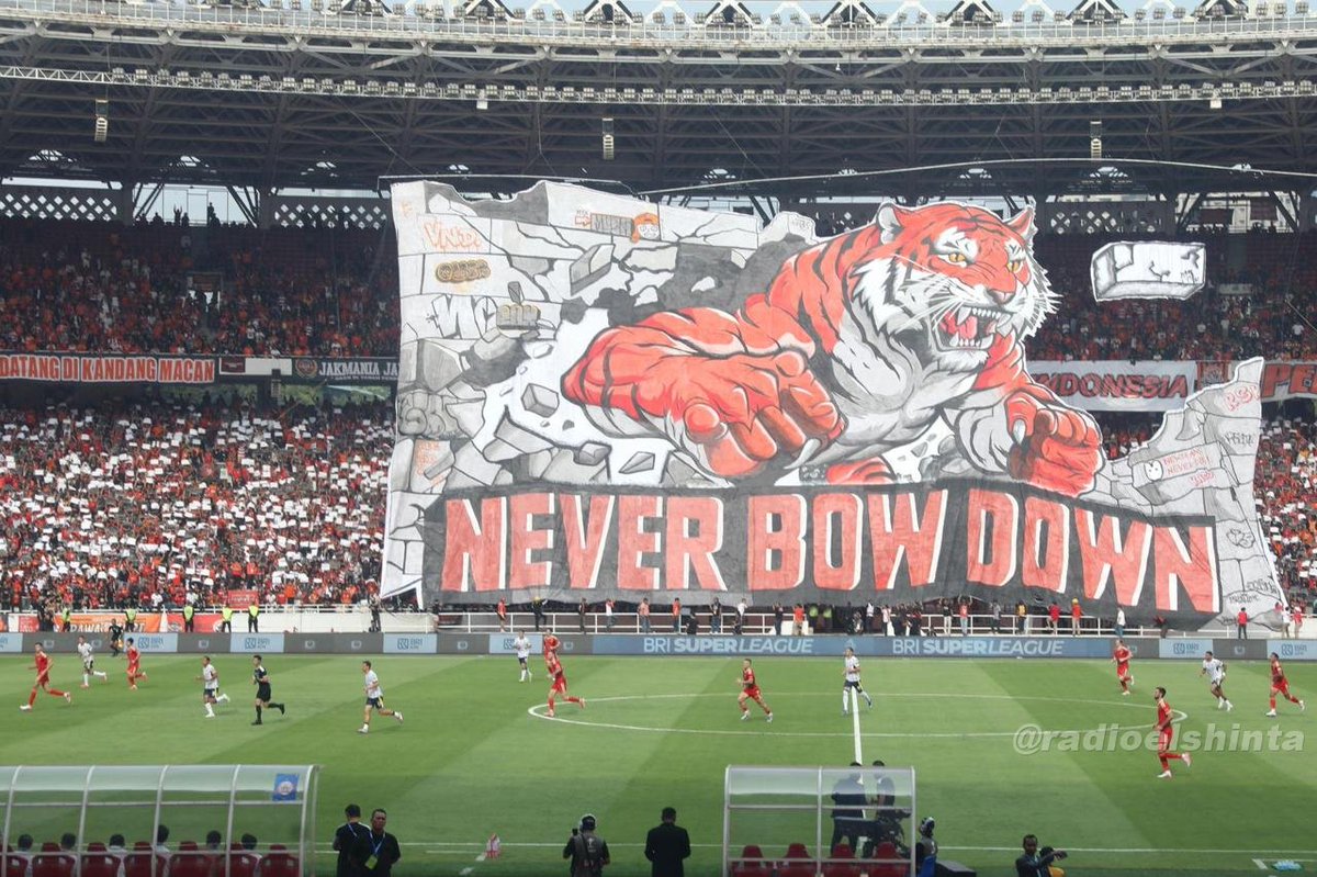 RadioElshinta's tweet photo. Apresiasi Kemenangan Persija Atas Persib. Gubernur Pramono Sebut Rivalitas Hanya Di Lapangan. 

Jakarta- Persija Jakarta mengalahkan Persib Bandung dengan skor 2-1 dalam laga BRI Super League di Stadion Utama Gelora Bung Karno (SUGBK), Tanah Abang, Jakarta Pusat, Sabtu (12/9). 

Pertandingan tersebut sekaligus menandai kembalinya duel Persija kontra Persib di Jakarta setelah tujuh tahun. 

Gubernur DKI Jakarta, Pramono Anung, yang menyaksikan langsung pertandingan tersebut, menilai laga berlangsung baik dan sportif. Menurutnya, rivalitas dalam sepak bola seharusnya cukup terjadi di lapangan, sedangkan di luar pertandingan kebersamaan tetap harus dijaga. 

“Pertandingan hari ini adalah pertandingan setelah tujuh tahun dan terlihat sekali bahwa Persija melawan Persib Bandung pertandingannya berjalan dengan baik. Mudah-mudahan ini memberikan gambaran bahwa sebenarnya persaingan atau rivalitas itu hanya di lapangan, dan setelah itu tentunya kita harus bersama-sama,” ujar Gubernur Pramono. 

Ia juga mengapresiasi The Jakmania yang menjaga ketertiban selama pertandingan dan berharap suasana kondusif tetap terjaga hingga seluruh suporter meninggalkan stadion. 

Gubernur Pramono menegaskan, prinsip yang sama perlu diterapkan saat Persija bertandang ke Bandung. Ia berharap tidak ada suporter Persija yang datang ke Bandung, sebagaimana suporter Persib tidak diperbolehkan hadir dalam pertandingan di Jakarta, demi menjaga keamanan dan kenyamanan bersama. 

“Kalau bertanding di Bandung, kita juga harus berlaku yang sama bahwa Jakarta tidak mengirimkan penonton. Supaya ini untuk menjaga keamanan, kenyamanan pertandingan yang baik, seperti kita lihat hari ini,” jelasnya. 

Gubernur Pramono menilai kedua tim tampil menarik dengan penguasaan bola yang relatif berimbang. Ia mengaku ikut tegang menyaksikan laga tersebut, terlebih prediksinya mengenai kemenangan Persija dengan skor 2-1 tepat. 

“Dari awal saya menebak 2-1. Alhamdulillah pas,” ucapnya. 

Kemenangan tersebut diharapkan menjadi momentum positif bagi Persija untuk terus meningkatkan prestasi sekaligus memberikan kebanggaan bagi masyarakat Jakarta, terutama menjelang peringatan 500 tahun Jakarta pada 2027. 

“Yang paling penting adalah terutama bagi Persija Jakarta, karena tahun depan Jakarta berusia 500 tahun. Mudah-mudahan nanti akan memberi kado yang istimewa bagi 500 tahun Jakarta,” pungkas Gubernur Pramono. (Bai)