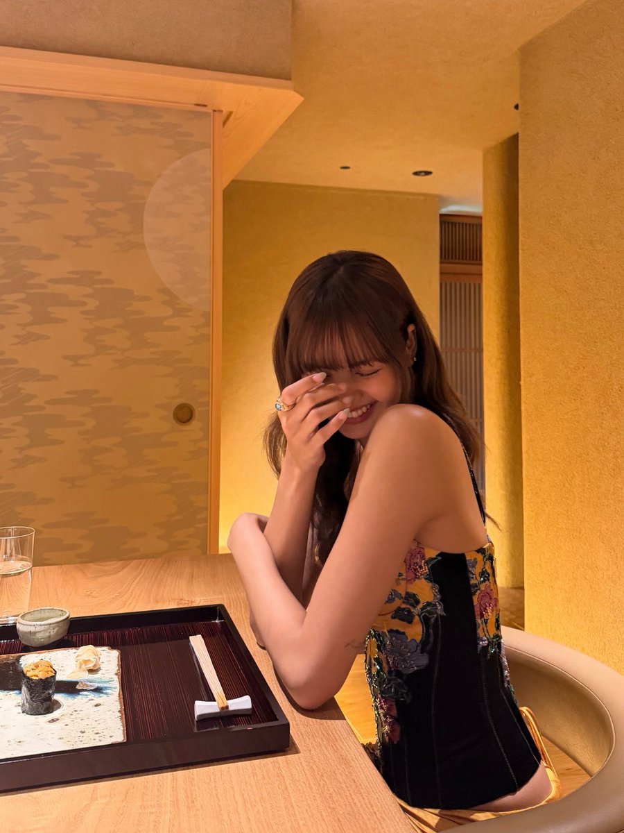 lalisabrasil's tweet photo. “Always Lalisa” é sobre a experiência da Lisa. Por mais que aborde questões relacionadas à YG, continuam sendo experiências individuais dela.

A empresa foi ruim com todas as integrantes, isso é fato, mas o que a Lisa passou sempre será diferente, principalmente por ela ser estrangeira. Não tem como colocar todas na mesma caixa e achar que as experiências foram iguais.

Felizmente, ela teve um espaço para falar sobre suas experiências individuais e também muita coragem para fazê-lo. E essas experiências particulares não devem ser transformadas em algo que não seja isso.

Para todos que estiveram aqui subindo tags, expondo a empresa quando ela era a única que não podia viajar para cumprir sua agenda, quando suas vendas não eram divulgadas ou quando qualquer mínimo indício apontava para um tratamento diferente: nada disso nunca foi coisa da nossa cabeça.

E que bom que a Lisa reuniu suas forças e seguiu em frente. 💛⭐️