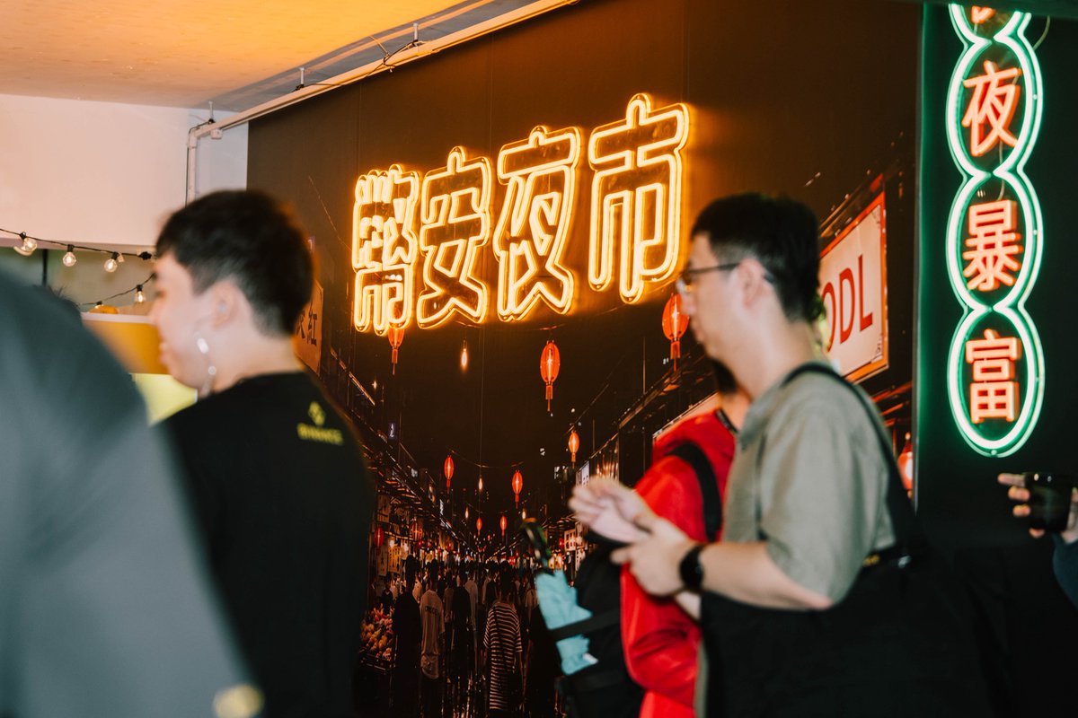 Wang_Studio_'s tweet photo. 幣安夜市 Binance Night
@binancezh @BinanceAngels 

這次幣安把整個臺灣夜市搬到了活動會場！

一進會場映入眼簾的是復古的霓虹燈招牌和可愛的小項目表讓大家可以在入口處自由的拍照打卡

接著是冰鎮的「幣安飲料」讓大家能夠暢飲🍺
食物區還有滷味、刈包、花生捲冰淇淋、糖葫蘆、雞蛋糕、珍珠奶茶🧋等經典的夜市小吃供參與的用戶們一同享用

遊戲區的話肯定也是常見的經典小遊戲包含了套圈圈⭕️、夾娃娃機和近期較新的接棒子挑戰和大力士巨錘🔨

每一關都有周邊和摸彩券可以拿，摸彩券🎟️的部分最後還能參與限量的周邊禮盒抽獎

再來來介紹地下室
地下室寬敞的空間有著復古風格的桌椅和鐵桶桌提供大家方便用餐及相聚聊天
現場更有DJ放著早期的歌曲Remix🎵
（照片放在留言區）

總結一下
這次的活動很精彩也很熱鬧有達到夜市的風格和預期，一樓遊戲區溫度在一開放用戶入場後也隨之飆升 這部分是真的沒辦法控制 但也將體驗感拉滿呢 哈哈哈😆
不論是飲食或是遊樂都能看到大家滿滿的笑容，樓下的座位區也能看到各桌聚再一起聊天，真的蠻開心的

當然活動也不是百分百完美的，像是動線、攤位設定、周邊發放等很多細節都是能做調整讓體驗感再好一些，這部分也會在日後的活動多加留意

非常感謝這次撥空前來參與「幣安夜市」活動的用戶們，我們下次見～～

（偷偷說 還沒見過我的下次可以來找我玩歐）