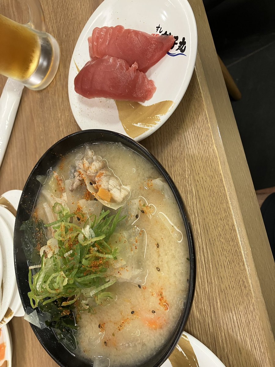 Tg4Ham's tweet photo. 皆様、土曜日も1日お疲れ様でした✨
ここのところ武蔵家で脂っこい食事が続いたので今日はサッパリと銚子丸さんでお寿司を頂きました😄✨✨✨
ネタも新鮮です✨✨　でもやっぱりあら汁がヤバいほど美味しいです😄✨

#銚子丸
#お寿司
#あら汁 https://t.co/DVtxsgmGox