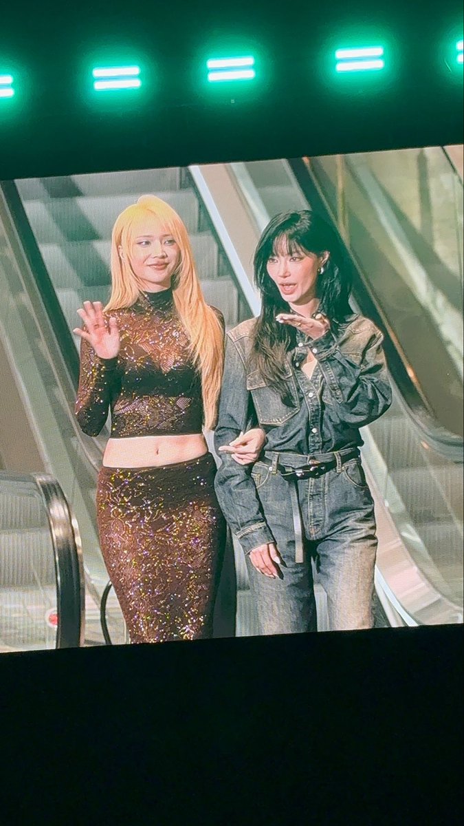 pattarapW's tweet photo. ป้าอึ้งพี่ยูน้องพลอย เล่ห์ลับมากมาก

JANJINGJING WITH MCMA26 
#MchoiceMintAwards2026xJJJ https://t.co/5LS3bZM1O1