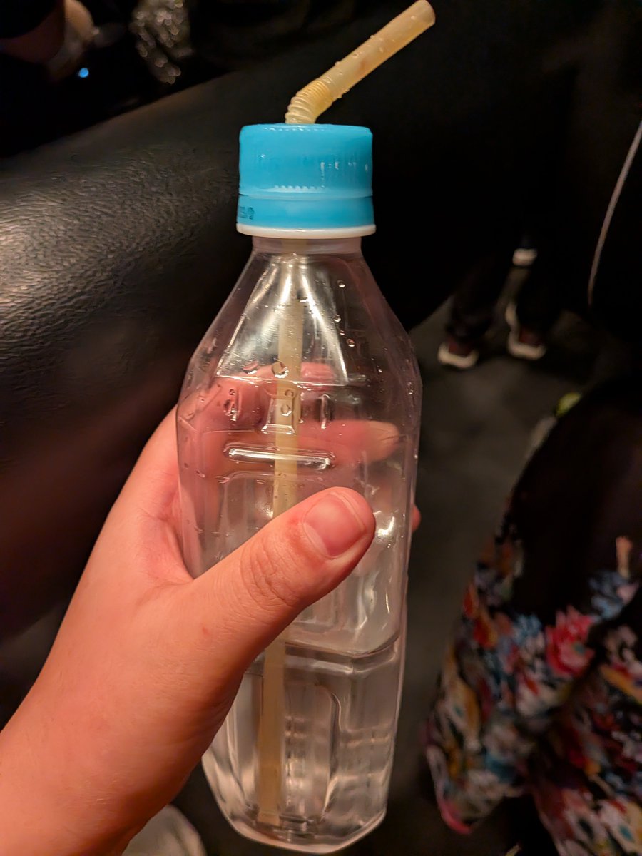 RenaTan0325's tweet photo. 今日、楽しすぎた😭
お水ありがとうございます!!
明日もライブ参戦!!
楽しみ〜
インスタで今日の写真上げようと思ったんだけどわからんすぎるからこっちで…
お水は一旦ホテルの冷蔵庫に入れた。 https://t.co/18tYQVJjDO