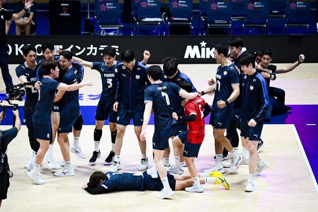 x_x_oops's tweet photo. 韓国の選手でもミズノとかアシックス履くんだ
#アジア選手権
#バレーボール
#韓国 https://t.co/i7Wi0hjKiI