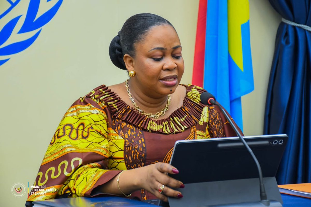 GenreRDC's tweet photo. RDC : les femmes et les jeunes appelés à peser dans la gouvernance des ressources naturelles

Cellcom/Ministère GFE 
Kinshasa, le 11 septembre 2026

La ministre du Genre, Famille et Enfant, @MichelineOMbae Kalama, a appelé les organisations de femmes et de jeunes à formuler des recommandations concrètes pour renforcer leur participation à la gouvernance des ressources naturelles et à l’intégration économique régionale. Elle s’exprimait jeudi à l’ouverture, à Kinshasa, d’une consultation consacrée à ces enjeux.

Organisée avec l’appui d’ @ONUFemmesRDC et de la Section Genre de la @MONUSCO , cette rencontre vise à recueillir les contributions des femmes et des jeunes sur leur participation à la gestion des ressources naturelles et leur prise en compte dans les mécanismes régionaux d’intégration économique, notamment dans le cadre des efforts engagés pour la restauration de la paix dans la région des Grands Lacs.

Pour la ministre, cette consultation doit permettre d’examiner de manière rigoureuse les instruments juridiques nationaux et internationaux afin d’identifier les leviers susceptibles de garantir une participation plus équitable des femmes et des hommes à la gouvernance des ressources naturelles.

« Je voudrais inviter les femmes et les hommes, membres des organisations aujourd’hui consultées, à mener une lecture rigoureuse, à procéder à des analyses judicieuses et à formuler des recommandations appropriées », a-t-elle déclaré.

S’appuyant sur l’article 14 de la Constitution, qui consacre la pleine participation de la femme au développement de la nation et son égale représentation dans les institutions publiques, Micheline Ombae a souligné que l’implication des femmes et des jeunes constitue un enjeu majeur pour la paix, la stabilité, la croissance économique et la résilience des communautés.

Les conclusions de cette consultation devraient également alimenter les actions de la RDC en matière de paix et de sécurité, notamment les discussions internationales menées dans le cadre de la présidence congolaise du Conseil de sécurité des Nations unies et des engagements pris contre les violences sexuelles liées aux conflits.
@Presidence_RDC 
@PrimatureRDC