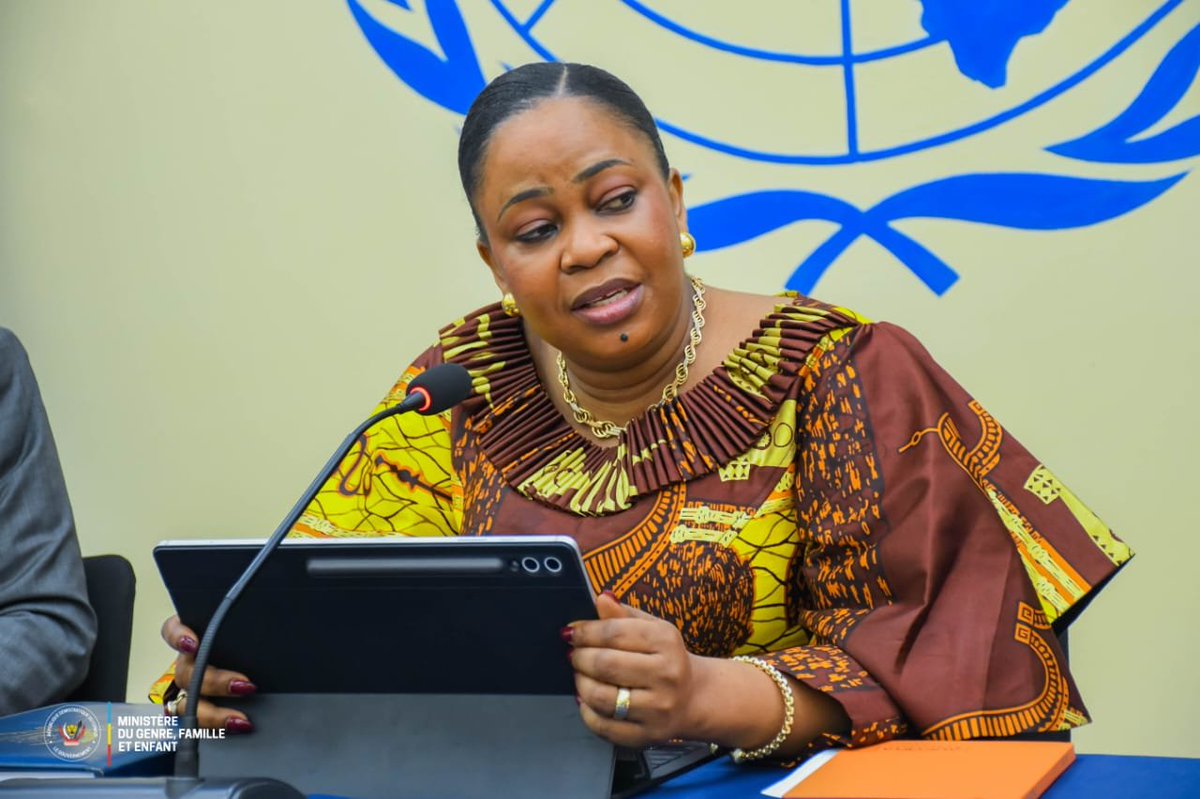 GenreRDC's tweet photo. RDC : les femmes et les jeunes appelés à peser dans la gouvernance des ressources naturelles

Cellcom/Ministère GFE 
Kinshasa, le 11 septembre 2026

La ministre du Genre, Famille et Enfant, @MichelineOMbae Kalama, a appelé les organisations de femmes et de jeunes à formuler des recommandations concrètes pour renforcer leur participation à la gouvernance des ressources naturelles et à l’intégration économique régionale. Elle s’exprimait jeudi à l’ouverture, à Kinshasa, d’une consultation consacrée à ces enjeux.

Organisée avec l’appui d’ @ONUFemmesRDC et de la Section Genre de la @MONUSCO , cette rencontre vise à recueillir les contributions des femmes et des jeunes sur leur participation à la gestion des ressources naturelles et leur prise en compte dans les mécanismes régionaux d’intégration économique, notamment dans le cadre des efforts engagés pour la restauration de la paix dans la région des Grands Lacs.

Pour la ministre, cette consultation doit permettre d’examiner de manière rigoureuse les instruments juridiques nationaux et internationaux afin d’identifier les leviers susceptibles de garantir une participation plus équitable des femmes et des hommes à la gouvernance des ressources naturelles.

« Je voudrais inviter les femmes et les hommes, membres des organisations aujourd’hui consultées, à mener une lecture rigoureuse, à procéder à des analyses judicieuses et à formuler des recommandations appropriées », a-t-elle déclaré.

S’appuyant sur l’article 14 de la Constitution, qui consacre la pleine participation de la femme au développement de la nation et son égale représentation dans les institutions publiques, Micheline Ombae a souligné que l’implication des femmes et des jeunes constitue un enjeu majeur pour la paix, la stabilité, la croissance économique et la résilience des communautés.

Les conclusions de cette consultation devraient également alimenter les actions de la RDC en matière de paix et de sécurité, notamment les discussions internationales menées dans le cadre de la présidence congolaise du Conseil de sécurité des Nations unies et des engagements pris contre les violences sexuelles liées aux conflits.
@Presidence_RDC 
@PrimatureRDC
