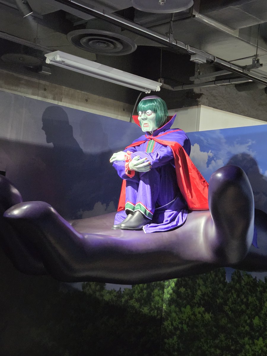 b10610_ray's tweet photo. リゼロ展なるものが開催されていたので行ってきました！
1期から最新話まで網羅されているので、懐かしさを感じながらスバル君と数々の敵の皆様の軌跡を歩みました！

どうやら怠惰担当になった気分も味わえるようなので、あなたもペテルギウスの真似をしてみては？w https://t.co/eLv7rx7nQo